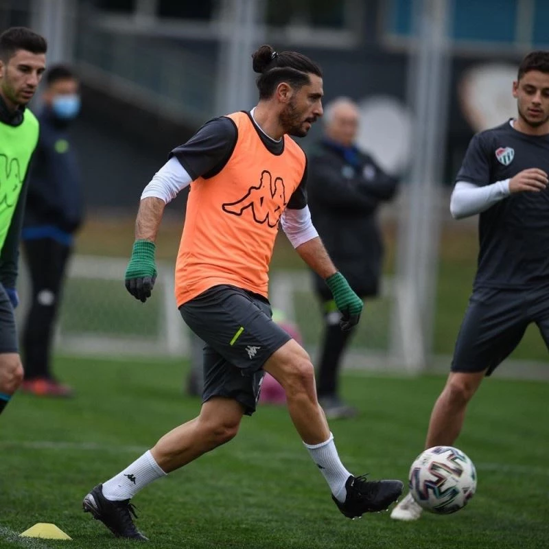 Bursaspor’daki eksikler kervanına Özer Hurmacı da katıldı
