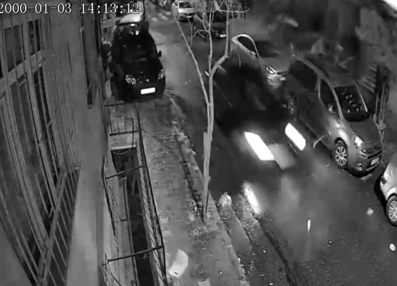 Esenler’de çatının düşme anı kamerada
