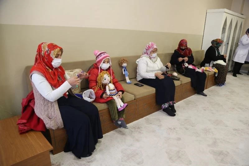 Kadınlar kurslarda hem eğleniyor hem de öğreniyor
