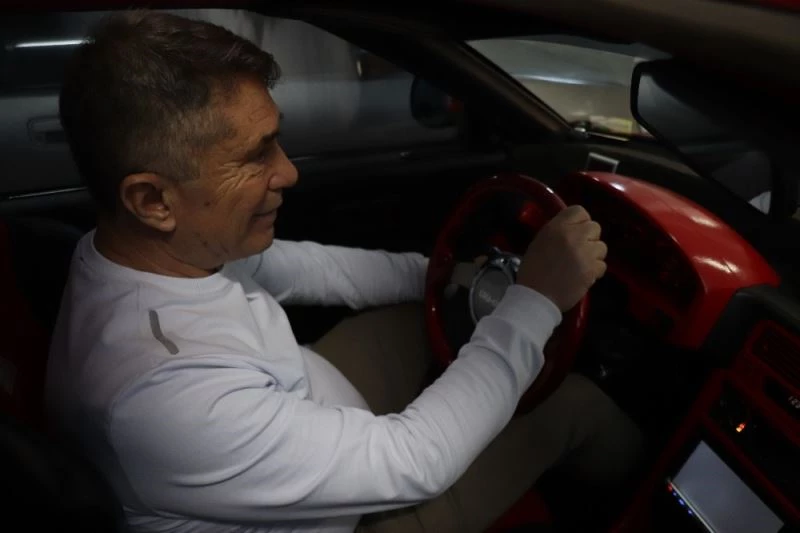 Çok sevdiği aracının farklı renklerinden 17 tane aldı
