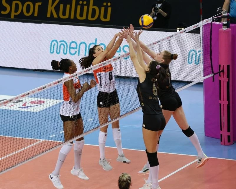 Sultanlar Ligi: VakıfBank: 3 - Eczacıbaşı VitrA: 0
