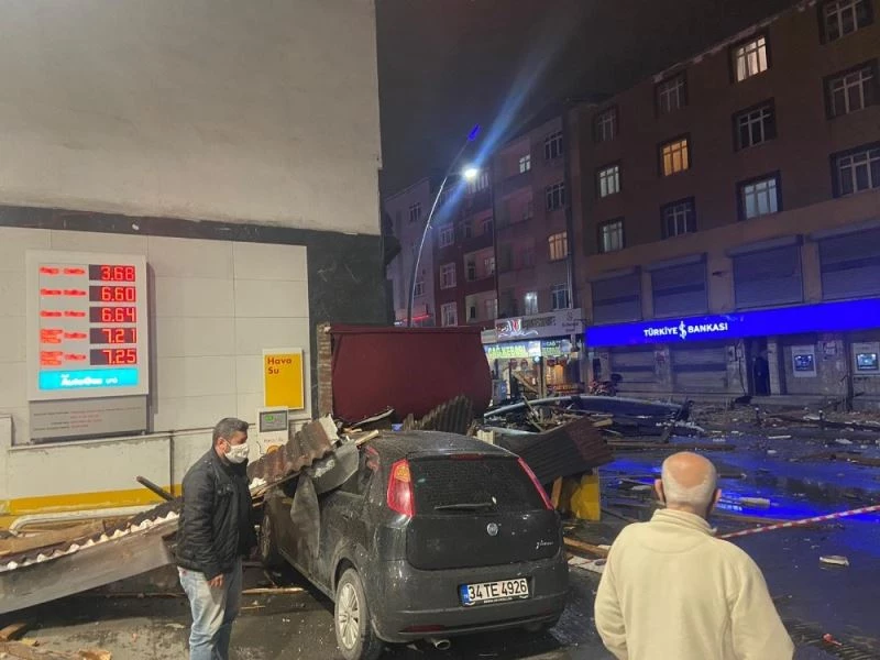 Sultangazi’de araçlar çatıların altında kaldı
