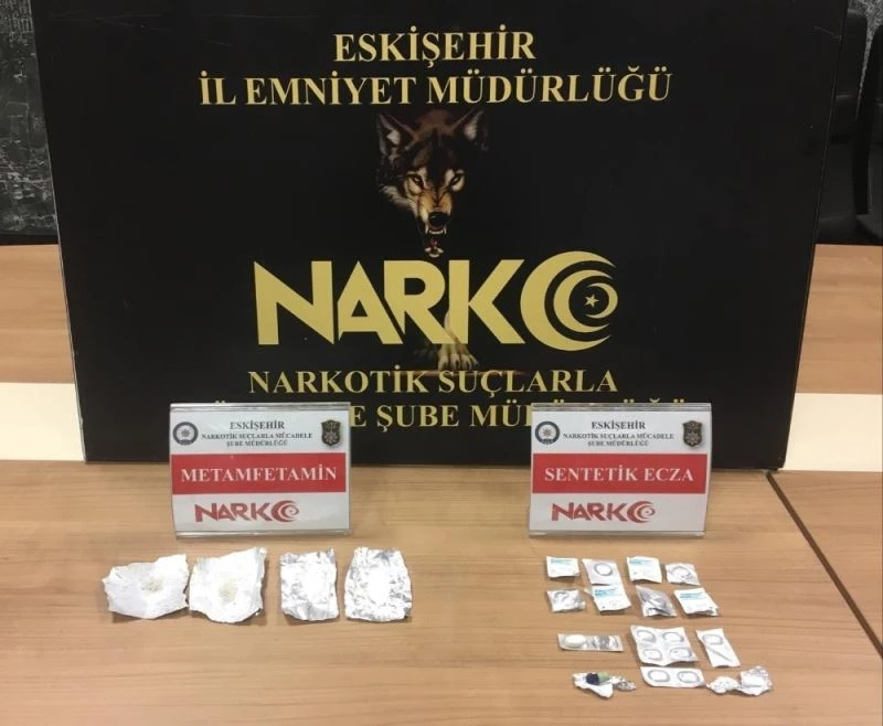 Gençleri zehirlemeye çalışan 2 uyuşturucu satıcısı tutuklandı
