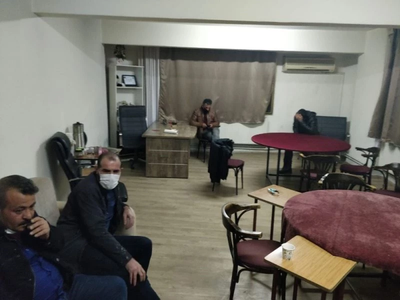 Ofiste kumar oynarken yakalandılar
