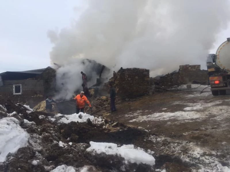 Otlukbeli’de çıkan yangında 2 ev zarar gördü
