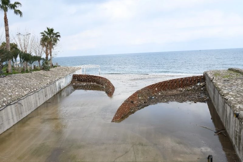 Atık tutucu, çöplerin denize gelmesini engelliyor
