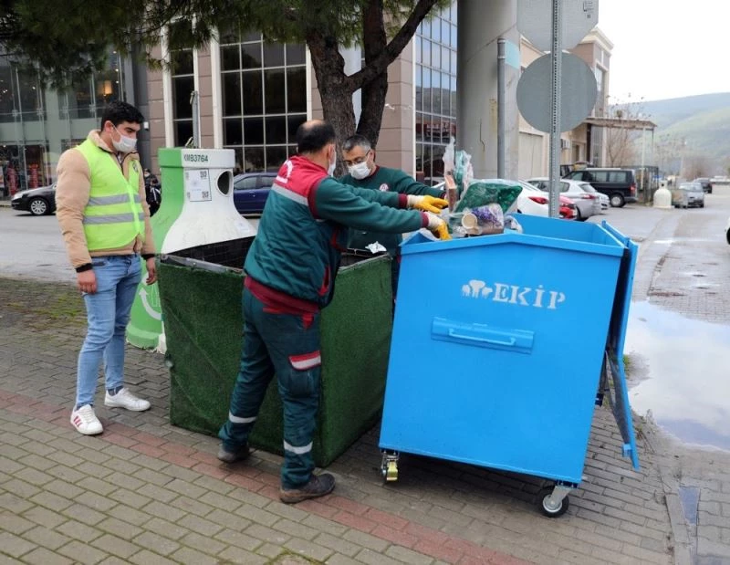 Eskiyen Konteynırlar yenisiyle değiştiriliyor
