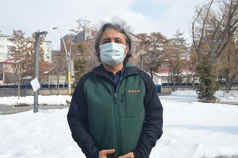 Ağrı Dağı zirvesine ulaşmak isteyen dağcılara fırtına engeli
