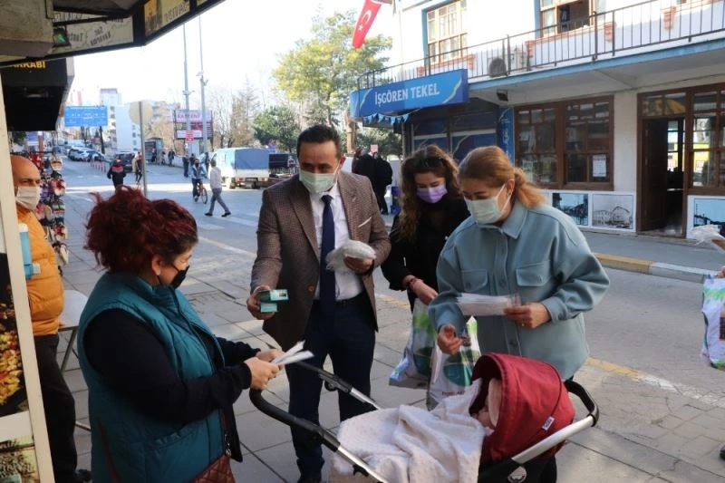 Başkan Yanmaz esnafa hijyen maddesi dağıttı
