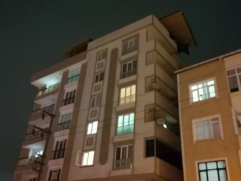 Fırtınanın uçurduğu çatı, başka bir binanın üzerinde saatlerce asılı kaldı
