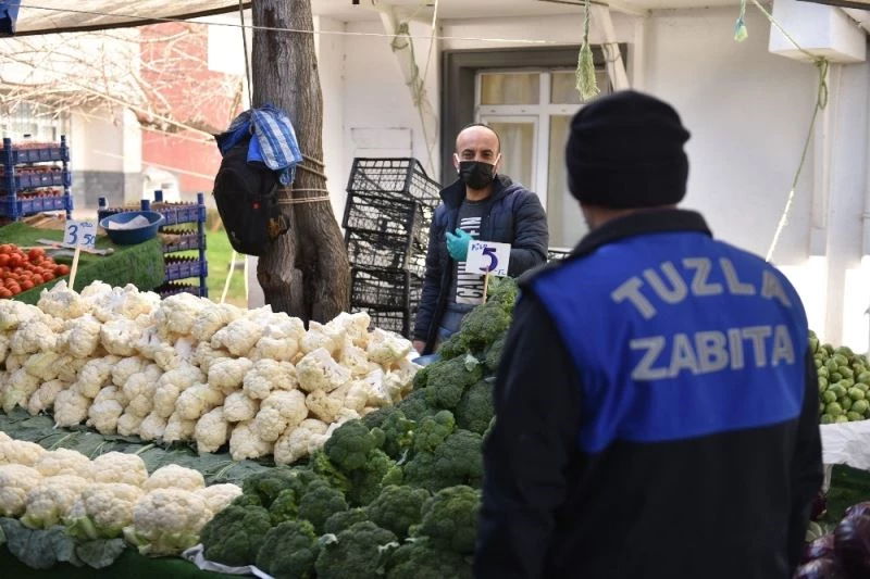 Tuzla’da pazar denetimleri ile etiketsiz ürün satışının önüne geçiliyor
