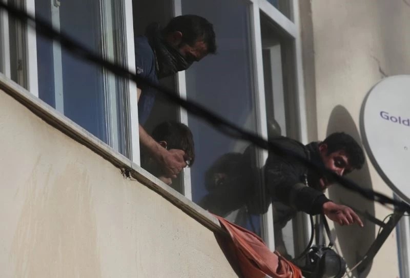 Küçük çocuk dehşeti yaşadı, korkmasın diye yakını gözlerini kapadı
