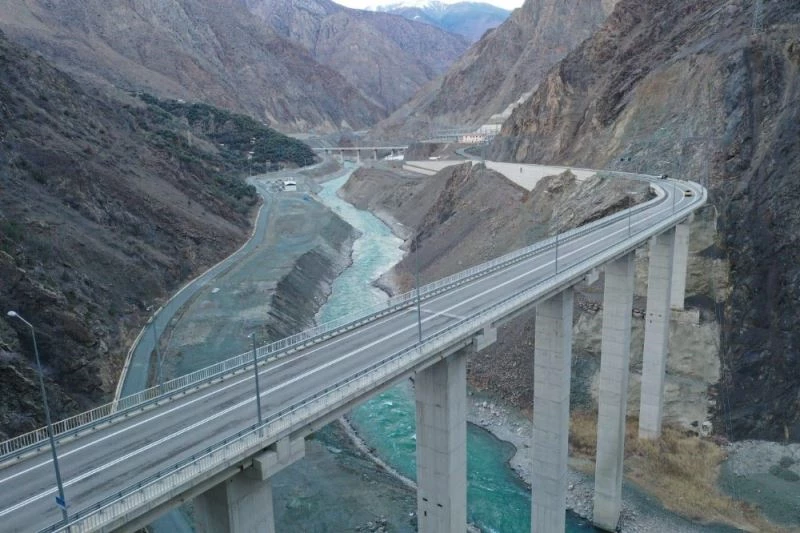 Artvin’de baraj inşaatları ile birlikte ulaşım ağıda yenileniyor
