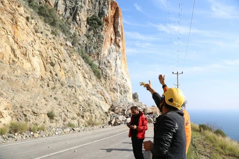 Kontrollü patlamada dev kayaların kapattığı yol 3 gün sonra açılacak
