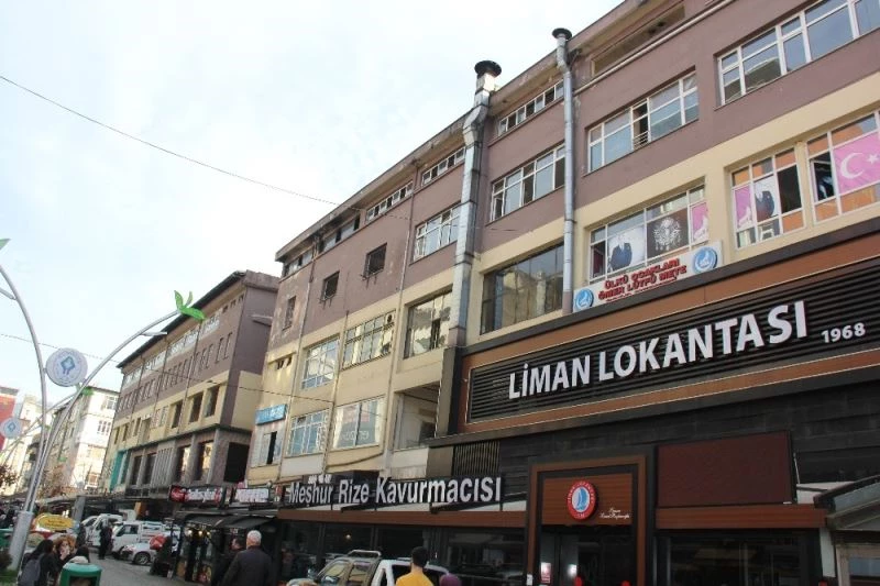 Rize’de kentsel dönüşüm kapsamında yıkılacak iş yerleri esnaflar tarafından boşaltılmaya başlandı
