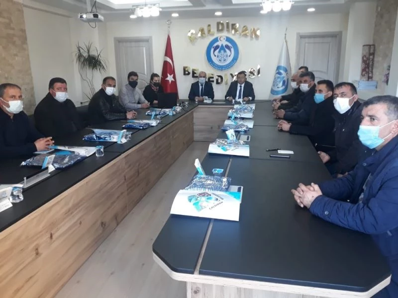 Çaldıran’da mahalle muhtarıyla istişare toplantısı

