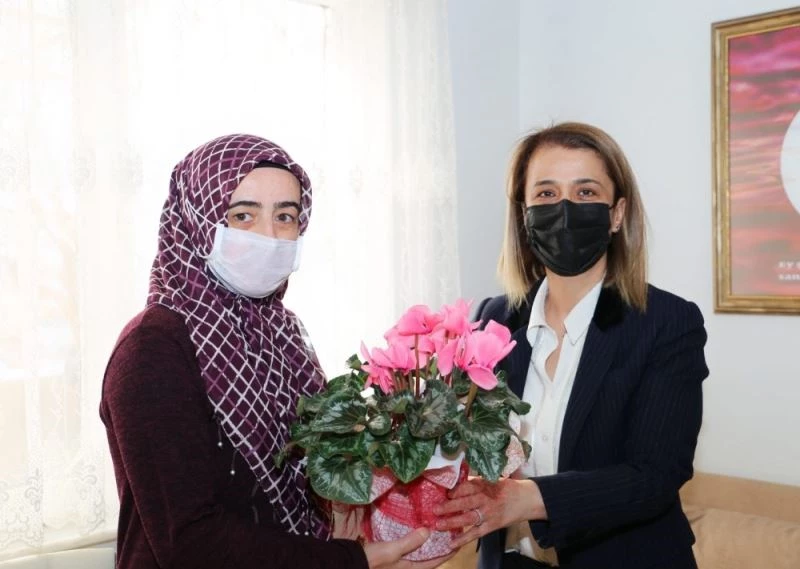 Vali Becel, Avanos’ta şehit ailesini ziyaret etti
