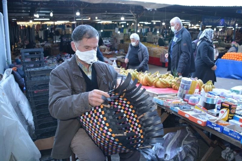 15 yıldır ambalaj atıklarından çanta yapıyor
