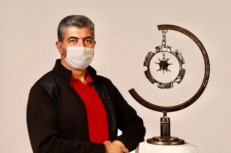 Hurda metaller, araba parçaları ve atık malzemeler sanat malzemesine dönüştürüyor
