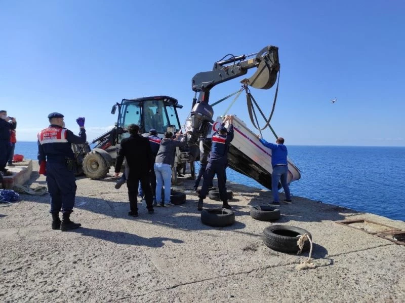 Gökçeada’da Astsubay Toykuyu’yu arama çalışmaları 4’üncü gününde devam ederken, batan tekne kıyıya çıkarıldı
