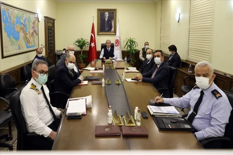 Bakan Akar, komutanlar ve bakan yardımcılarıyla video konferans ile görüştü
