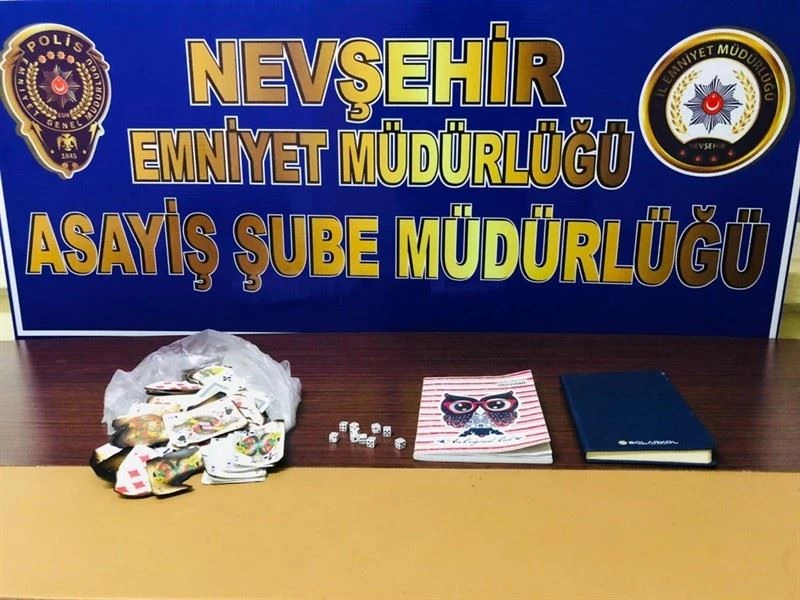 Sokağa çıkma kısıtlamasına kumar oynayan 13 kişi yakalandı
