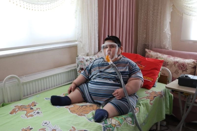 5 yaşında 90 kiloya ulaşan Yağız bebek, arkadaşlarıyla oynamak istiyor
