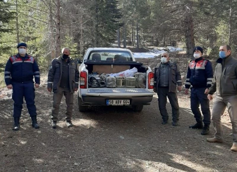 Kaçak avcılar yakalandı, araçta bulunan keklikler doğaya salındı
