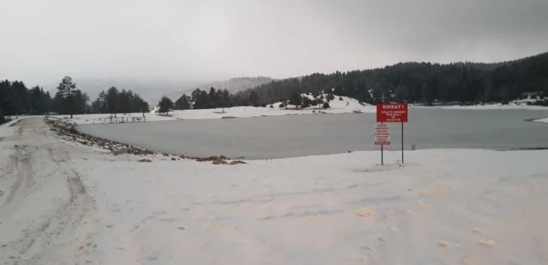 Doğal güzellikleriyle dikkat çeken Karagöl Yaylası göleti buz tuttu
