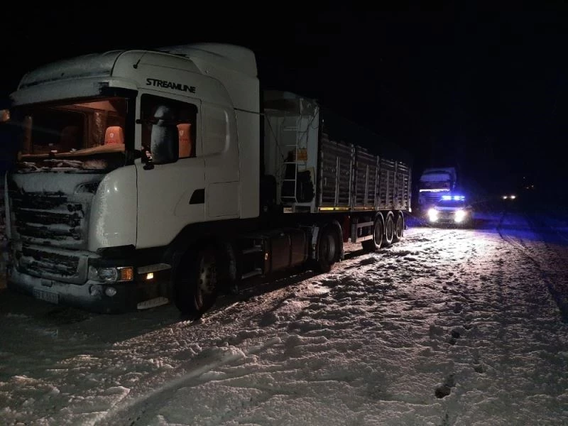 Muş’ta tipiye yakalanan sürücülerin yardımına jandarma yetişti

