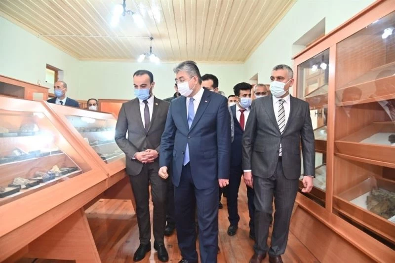 Vali Yılmaz nostaljik eğitim malzemeleri sergilenen müzeyi gezdi
