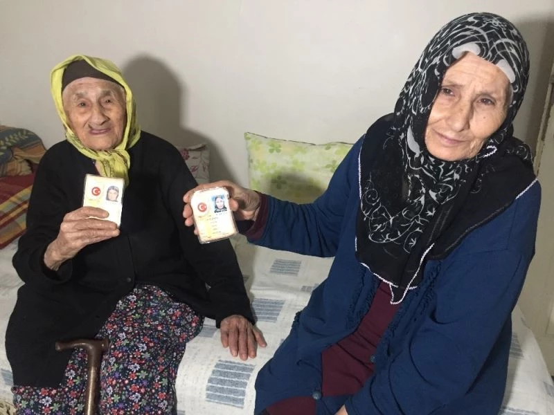 105 yaşındaki Münevver Nine 71 yaşındaki kızıyla aşı oldu
