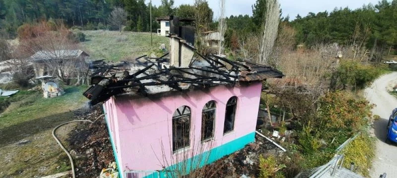 Gaz kaçağını çakmakla test ederken evini yaktı
