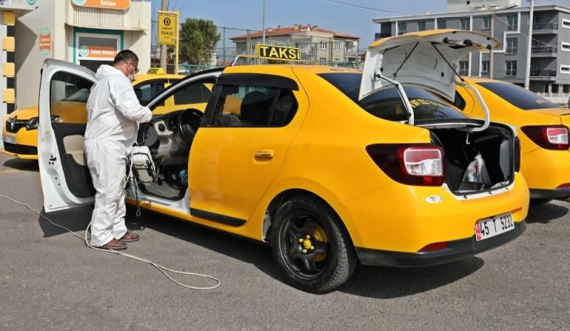 Akhisar Belediyesi kentteki tüm taksileri dezenfekte ediyor
