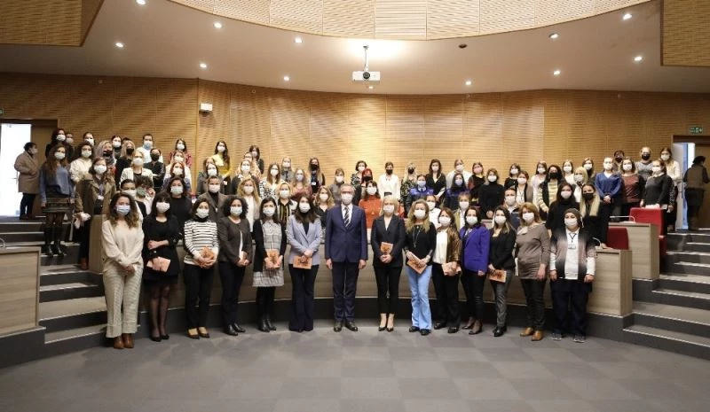 Başkan Arda’dan kadın çalışanlara kitap armağanı
