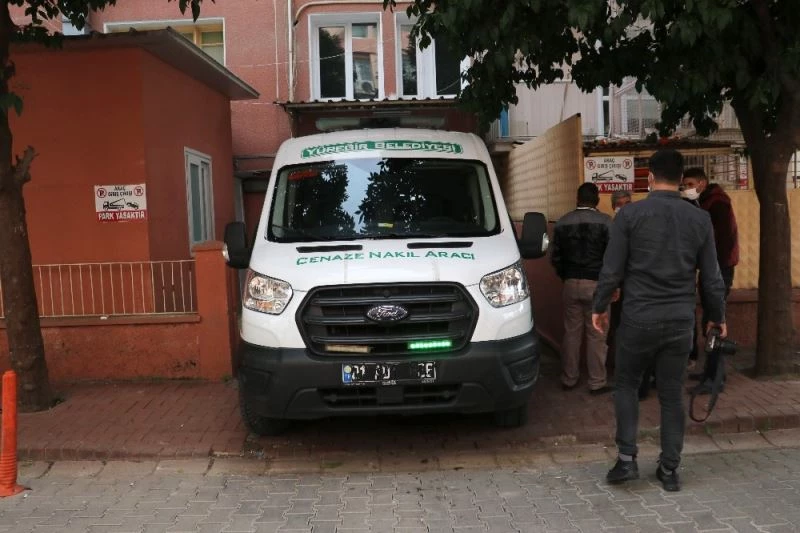 Kilim silkelerken düşen kadının cenazesi adli tıptan alındı
