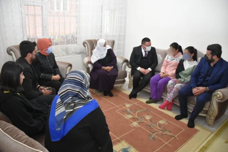 Beyoğlu, anneleri olmayan üçüz yetimleri sevindirdi
