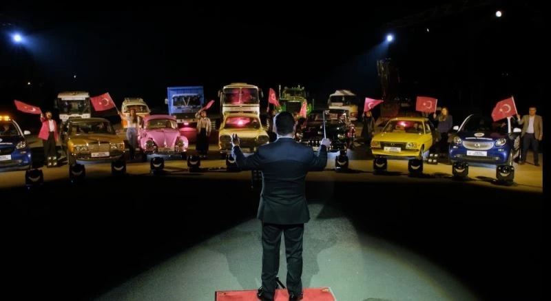 Belediye hizmet araçları ve nostaljik arabaların kornaları ile İstiklal Marşı’nı çaldılar
