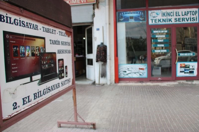 Gündüz vakti elemanın uyuduğunu görünce bilgisayarı çalıp kaçtı
