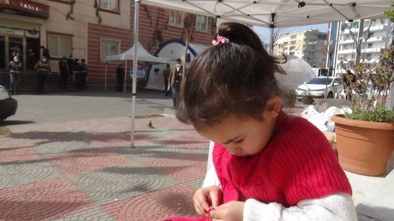 Küçük Asmin evlat nöbetindeki ailelerin neşe kaynağı oldu
