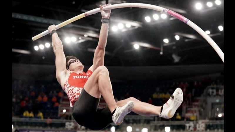 MEÜ öğrencisi milli atlet Ersu Şaşma Türk atletizm tarihine geçti
