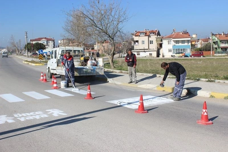 Burhaniye’de yaya geçitleri boyanıyor
