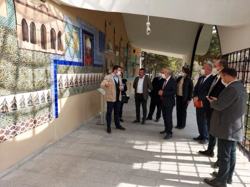 Başkan Aydın, Yaşayan Şehir Müzesi ve Osmanlı Padişahları Tarih Şeridi’ni ziyaret etti
