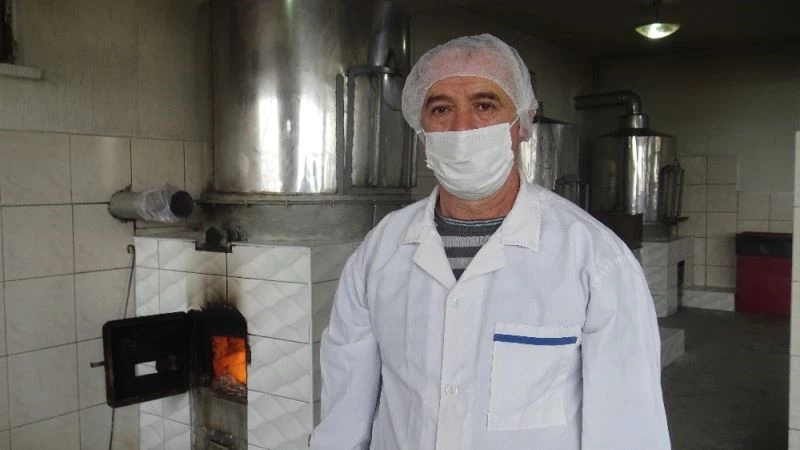 Geleneksel yöntemlerle 30 yıldır odun ateşinde şekersiz helva üretiyor
