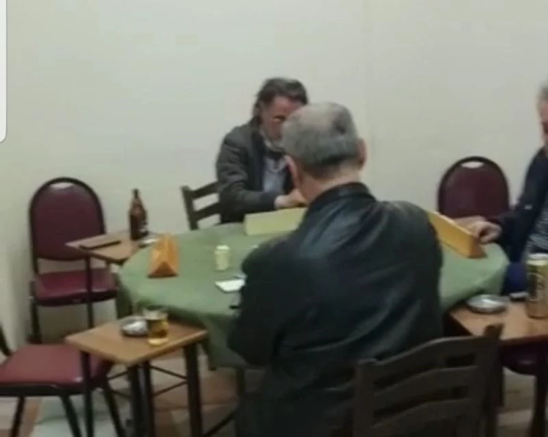 Balıkesir’de yüksek riske rağmen kafede okey oynarken yakalandılar
