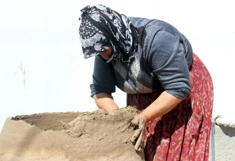 Ekmeğini çamurdan çıkartıyor
