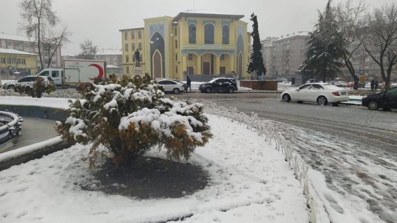 Kütahya’da aralıklarla yağan kar, il merkezini beyaza bürüdü
