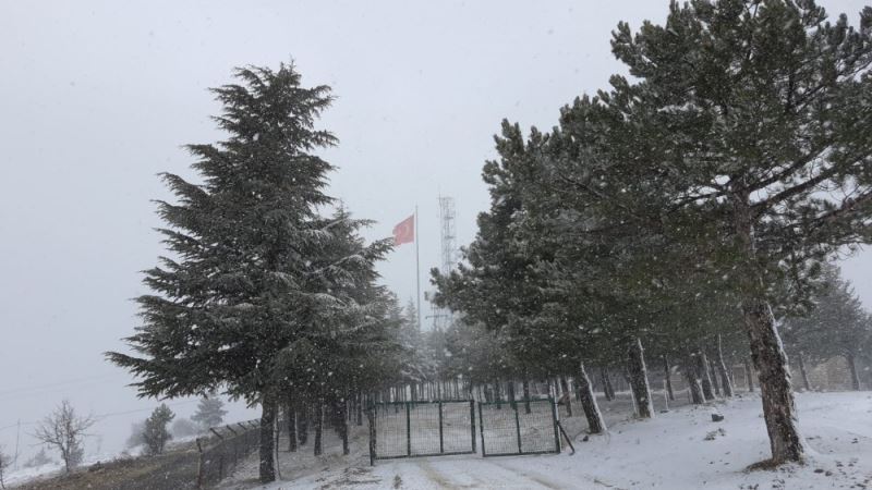 Eskişehir’de yüksek kesimlere kar yağdı
