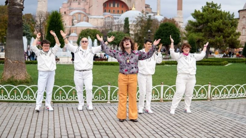 Ünlü müzik grubu Bee Gees’in Stayin’ Alive şarkısı engelli gençlerin sesi oluyor
