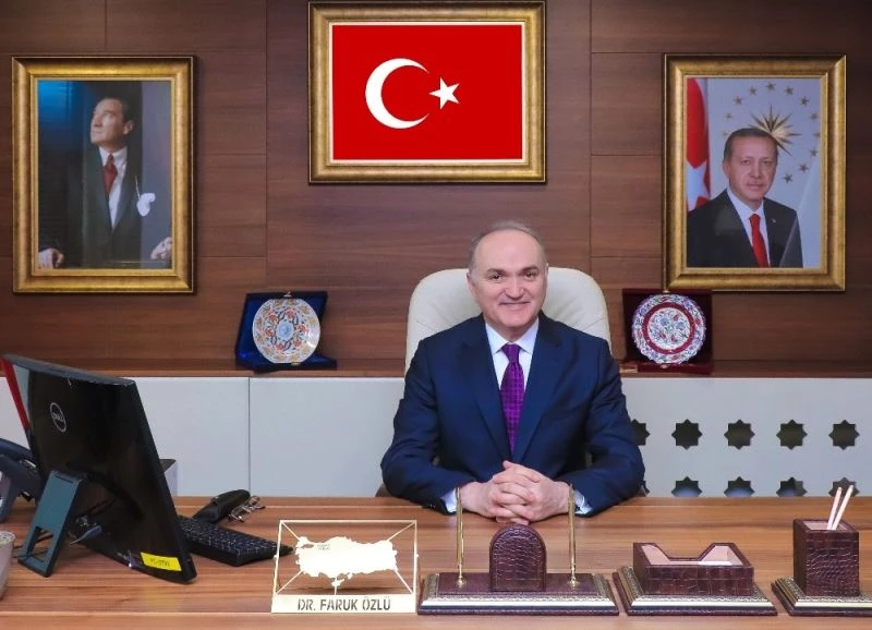 Başkan Özlü “100 yıldır bağımsızlığın simgesi”
